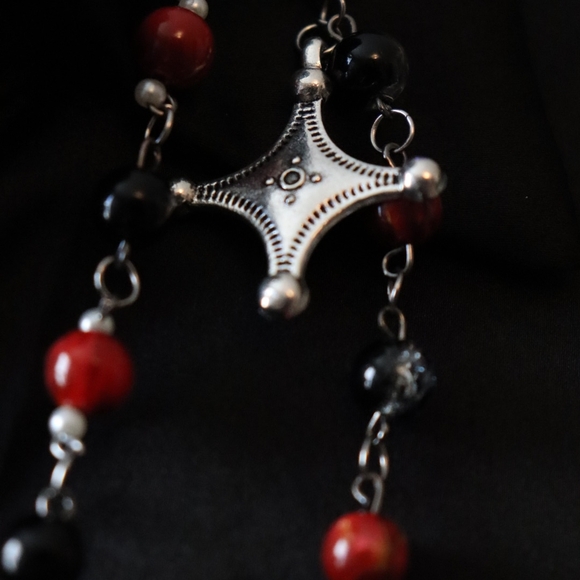 Elegant Red and Black Beaded Necklace - Picture 4 of 7